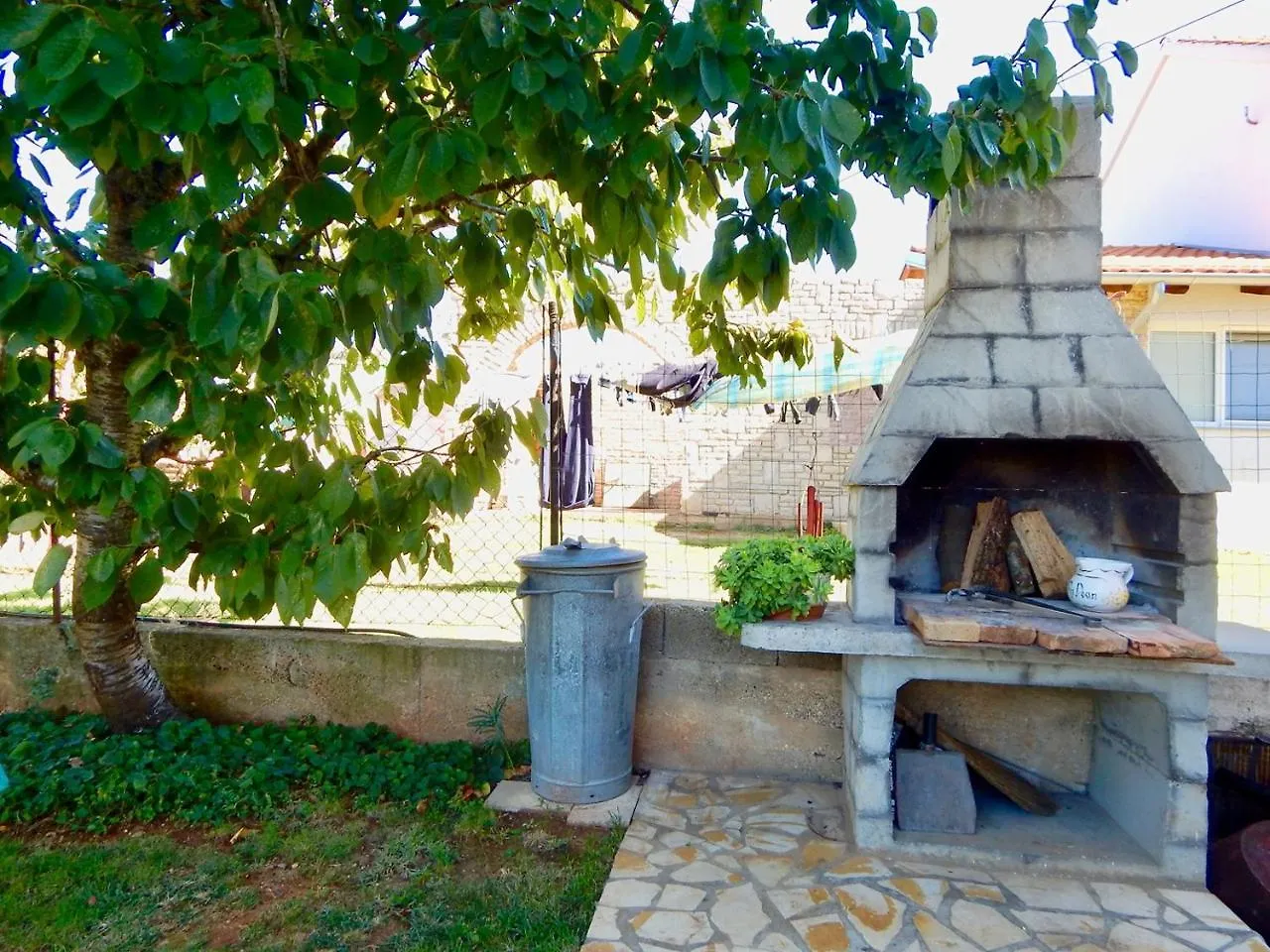 PUY Lovley Rural Apartment With Garden פולה