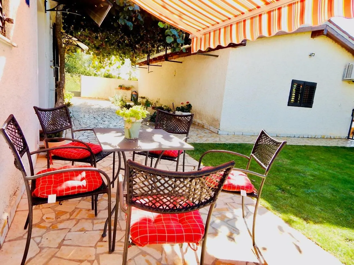 PUY Lovley Rural Apartment With Garden בית הארחה